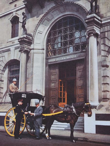 Sir Edward Wilshaw and Hansom Cab